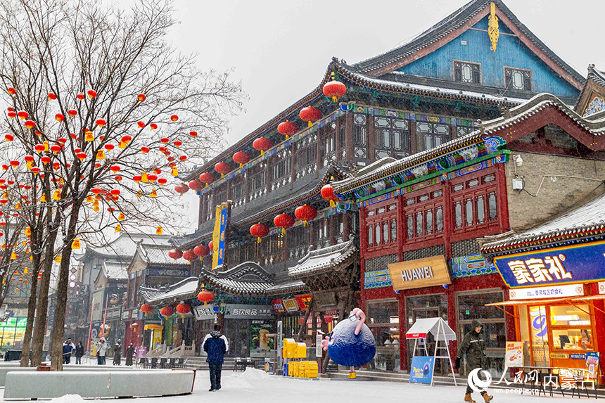 游人在呼和浩特市玉泉區(qū)塞上老街旅游休閑街區(qū)賞游玩。丁根厚攝