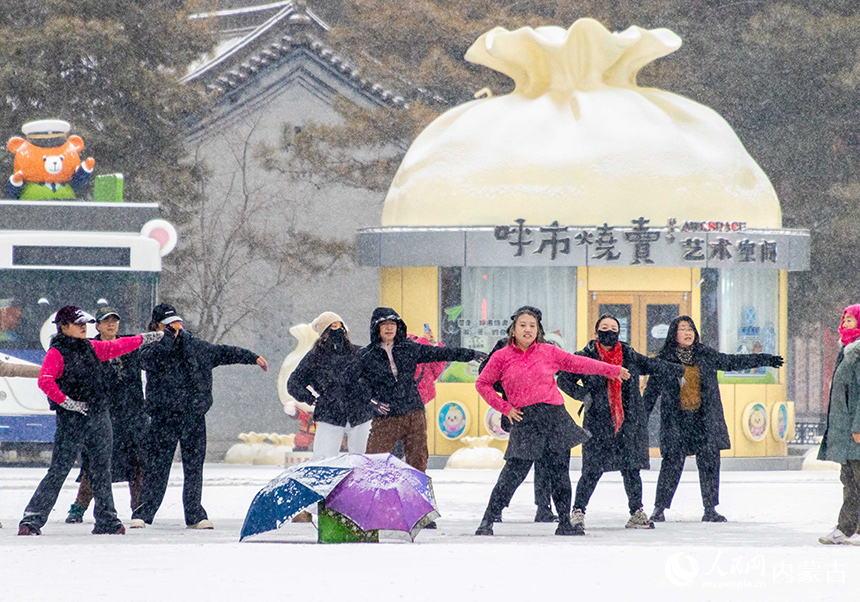 市民在呼和浩特市玉泉區塞上老街旅游休閑街區冒雪健身。丁根厚攝