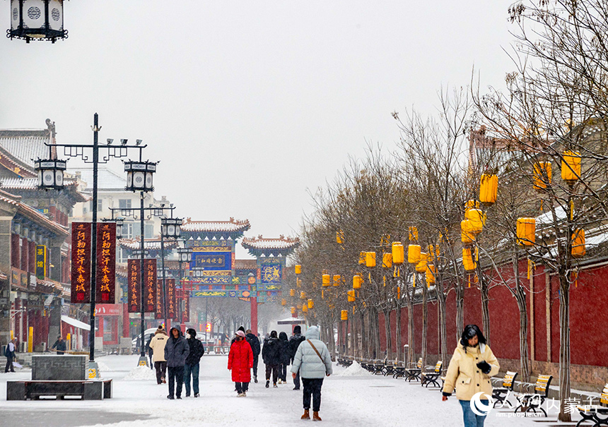 游人在呼和浩特市玉泉區(qū)塞上老街旅游休閑街區(qū)賞雪游玩。丁根厚攝