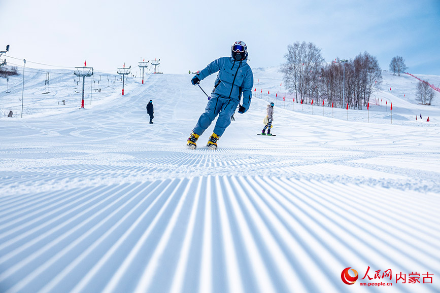 12月22日，滑雪愛好者在牙克石鳳凰山滑雪場的專業雪道上飛馳。呂昊俊攝