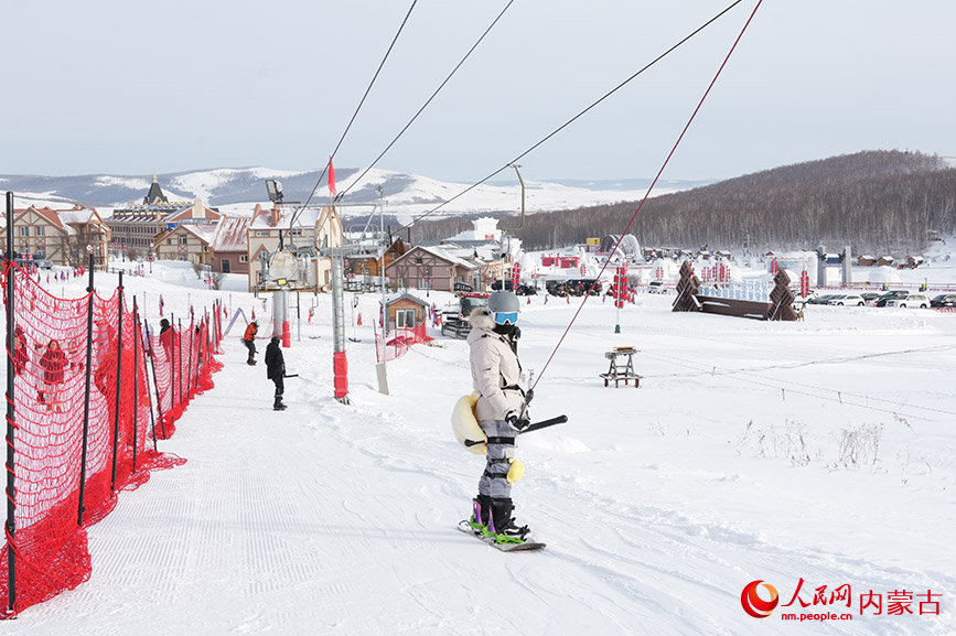 牙克石鳳凰山滑雪場索道。實習生 牛佳攝