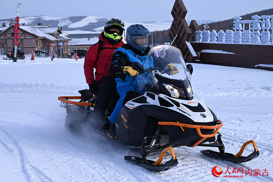 游客在牙克石鳳凰山景區(qū)駕駛雪地摩托。實習(xí)生 劉迎雪攝