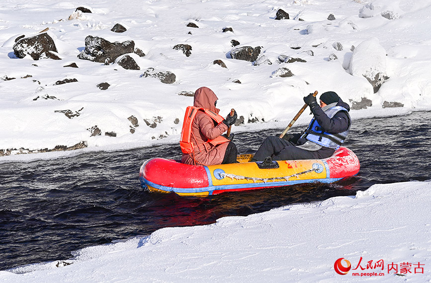 游客在不凍河上體驗漂流。王正攝