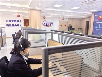 內蒙古自治區總工會12351服務職工熱線接聽職工來電。