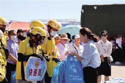 阿拉善左旗總工會為新入會職工發放大禮包。