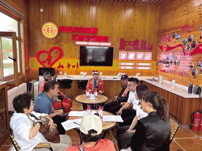 在工會驛站，環衛工人等戶外勞動者進行座談交流。