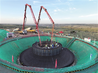 在新能源領域勞動競賽中，產業工人奮戰在庫布其沙漠基地鄂爾多斯新能源120萬千瓦風電項目現場。