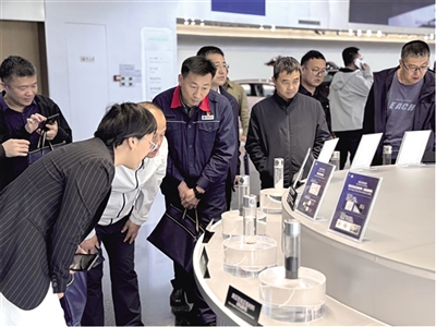 內蒙古自治區總工會組織工匠人才深入企業現場教學。