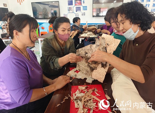 樹皮畫傳承人李艷紅教學(xué)中。受訪者供圖