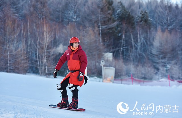 游客在阿爾山體驗(yàn)滑雪。受訪單位供圖