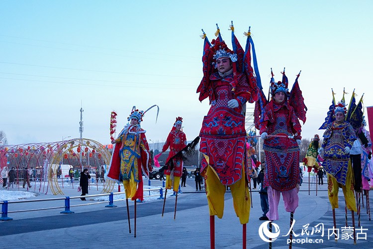 活動現(xiàn)場踩高蹺表演。實習生 牛佳攝