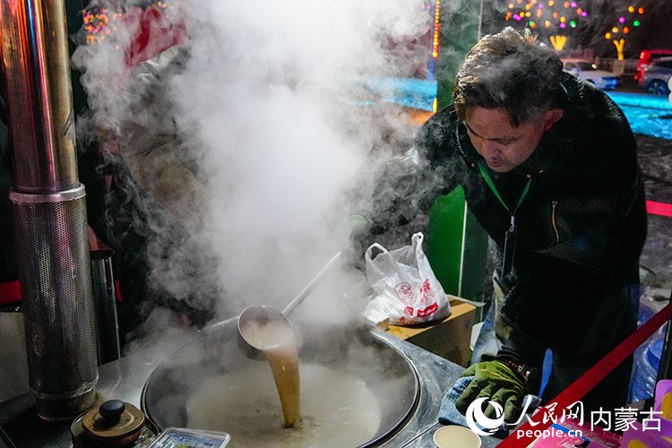 年貨集市免費提供的大鍋奶茶。實習生 牛佳攝