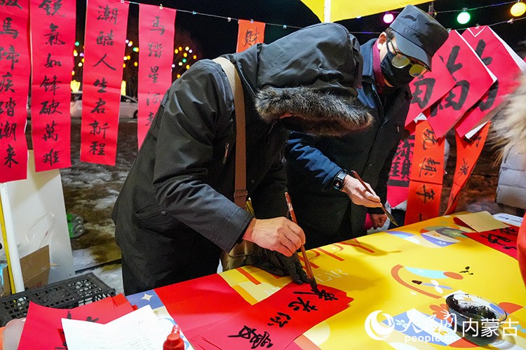 年貨集市現(xiàn)場免費撰寫對聯(lián)活動。實習生 牛佳攝