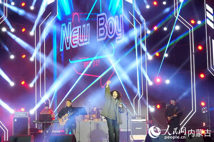 音樂嘉年華現(xiàn)場歌手傾情歌唱。實習生 牛佳攝