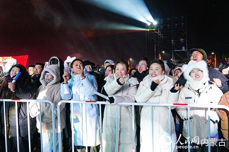 音樂嘉年華現(xiàn)場觀眾反響熱烈,激情熱舞。實習生 牛佳攝