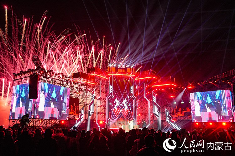 午夜鐘聲敲響,伊利健康谷上空煙花綻放。實習生 牛佳攝