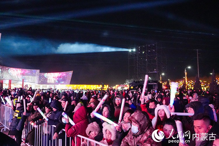 跨年音樂嘉年華現(xiàn)場人潮涌動。實習生 牛佳攝