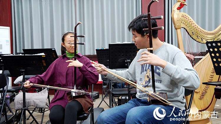 包頭市藝術劇院民族樂團的二胡演奏員正在排練室演奏經典曲目《賽馬》。人民網記者 張力洋攝