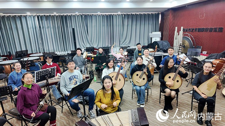 在排練室排練的民族樂團部分團員。人民網記者 劉藝琳攝