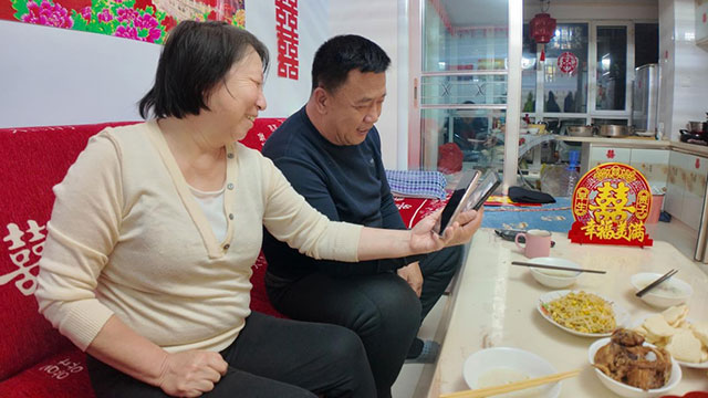 老趙大叔與兒子視頻聊天。甄淵博攝