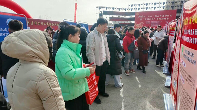 求職者在現場了解崗位需求信息。