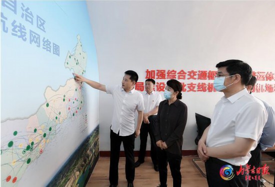 6月25日,王莉霞在清水河縣通用機場建設項目部了解我區通用航空發展規劃。記者韓卿立攝