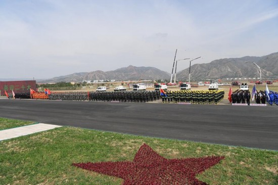 7月30日,自治區黨政領導來到內蒙古軍區綜合訓練場,參加“喜迎二十大·守護大北疆”全區軍地應急力量融合建設成果演示暨“八一”軍事日活動。記者袁永紅攝