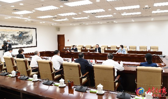 9月7日，自治區黨委書記孫紹騁與各民主黨派區委會、自治區工商聯新一屆領導班子負責同志進行座談交流。內蒙古日報社融媒體記者袁永紅攝