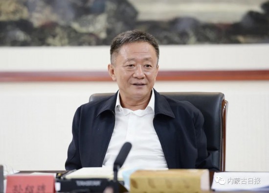 9月15日，自治區黨委書記孫紹騁在呼和浩特調研民生工作，與有關部門負責同志共同研究解決民生領域突出問題。記者袁永紅攝