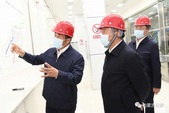 9月15日，自治區黨委書記孫紹騁來到呼和浩特市城發三合村熱源廠，詳細了解全市供熱情況。記者袁永紅攝