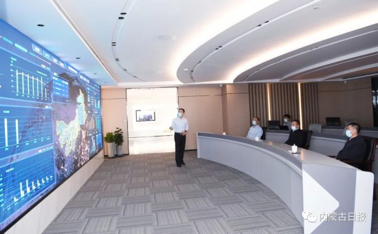 9月15日，自治區黨委書記孫紹騁來到自治區住建廳數字化指揮大廳監測應用中心，了解全區城市供熱和住房保障情況。記者袁永紅攝