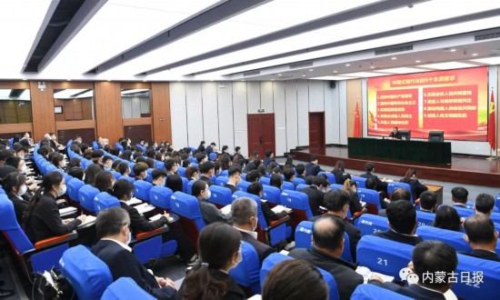 11月4日，自治區黨委書記孫紹騁在內蒙古民族大學，向師生們宣講黨的二十大精神。內蒙古日報社融媒體記者袁永紅攝