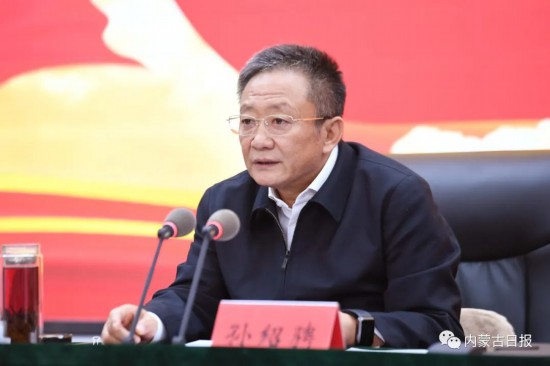 11月4日，自治區黨委書記孫紹騁在內蒙古民族大學，向師生們宣講黨的二十大精神。內蒙古日報社融媒體記者袁永紅攝