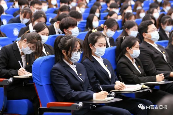 11月4日，內蒙古民族大學學生認真聆聽宣講報告。內蒙古日報社融媒體記者袁永紅攝