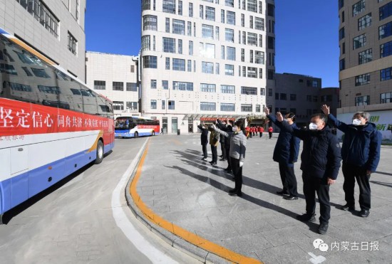 11月4日，王莉霞為即將離開呼和浩特市的江蘇省、浙江省援呼醫療隊送行，并向醫療隊贈送錦旗。內蒙古日報社融媒體記者韓卿立攝