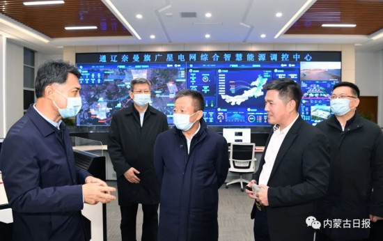 11月3日，自治區黨委書記孫紹騁在金麒麟建設科技股份有限公司，了解項目運行情況。內蒙古日報社融媒體記者袁永紅攝