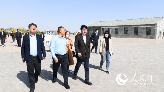 調(diào)研組在蒲圪卜新村走訪，并與李電波交流農(nóng)村養(yǎng)老開展情況。人民網(wǎng) 寇雅楠攝