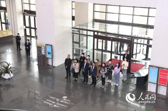 調(diào)研組在呼和浩特市政務(wù)服務(wù)大廳進(jìn)行調(diào)研。人民網(wǎng) 劉藝琳攝