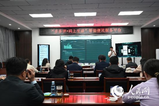調(diào)研組在康巴什區(qū)了解“多多評(píng)·碼上生活”智能便民服務(wù)平臺(tái)使用情況。人民網(wǎng) 劉藝琳攝