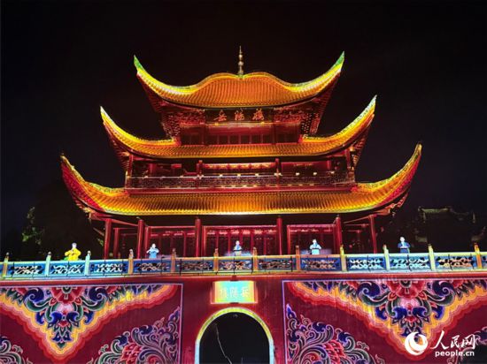 光影點亮岳陽樓。人民網記者 吳茜薇攝