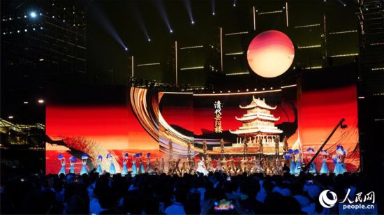 融合虛擬技術與大屏幕視覺呈現不同朝代的岳陽樓。人民網記者 吳茜薇攝