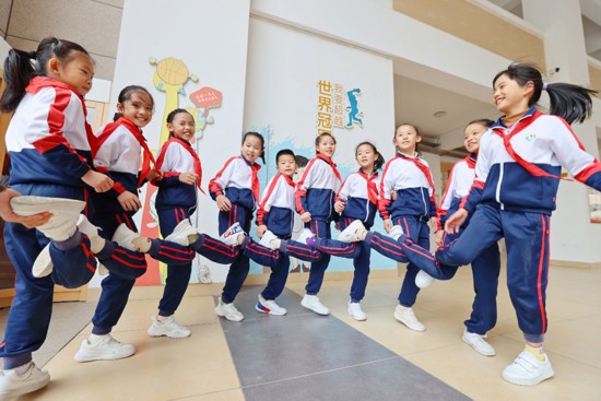 福建泉州市晉光小學的學生們在課間開展活動。學校供圖