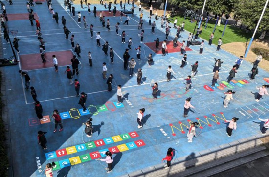 重慶兩江新區(qū)童心青禾小學的學生們參加大課間體育活動。秦波攝