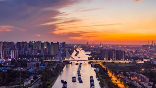 1483公里內河航道、249公里三級以上高等級航道，構筑起淮安“通江達海”的現代水運骨架?；窗彩形W信辦供圖