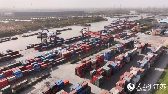 2024年，淮安港以突破57萬標箱的內河集裝箱吞吐量，連續16年位列江蘇省內河港口第一名。人民網記者 余樂攝