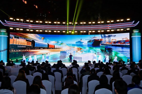 屏幕和現場融合打造沉浸式體驗千年絲路圖景。主辦方供圖